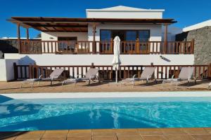 Luxury 4-Bedroom Villa With Heated Pool + Sea View, Playa Blanca