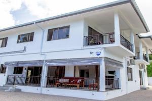 2-Bed Apt Sleeps 4 near Beau Vallon Beach Apartments, Bel Ombre