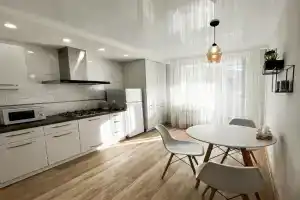 Svitli apartamenti v samomu Tsentri bilya Korpusnogo parku - Merezha HELEN, Poltava