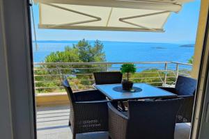 Novi Lux Apartments, Povile