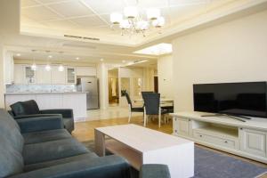 Luxe 2-BDR w/Perfect Location and Big Balcony, MyStreet company Apartments, Yerevan