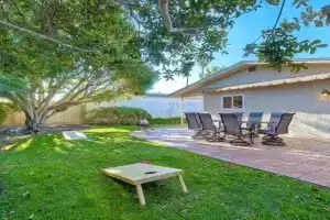 Great Group Retreat! Hacienda Decor, Spacious Floor Plan, Private Backyard Guest house, Carlsbad
