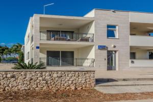 Apartments with parking space - 18519, Vir