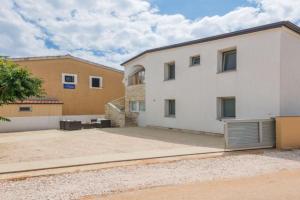 Apartments with parking space - 19100, Vir
