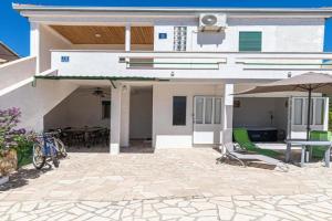Beach Front Home In With Wifi Guest house, Vinisce