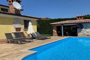 Villa Eva, Karigador