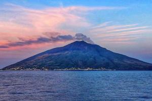 Stromboli Suite Apartment with Terrace Volcano & Sea view, Stromboli