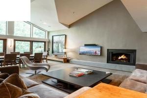 Northwoods Aspen Ski In Ski Out Access Apartments, Vail
