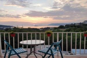 Lovely split level apartment with sea view, pool, free parking and WiFi, Mlini