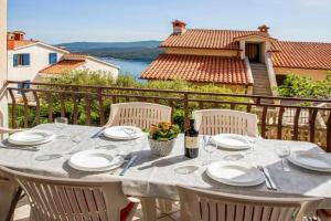 Beautiful Apartment In With Wifi, Rabac