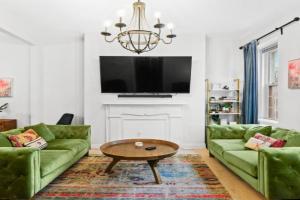 Cozy Home with King Beds - short drive to all Guest house, Pittsburgh