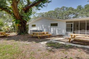 Charming Mid-Century House - Just Steps to Lake!, Lakeland