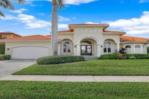 SW exposure home on wide canal with pool and spa Guest house, Marco