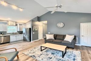 Charming, Beautiful, Treetop Loft, Prime Location Apartments, Wilmington