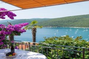 Novo renovirani apartman blizu centra i mora, Rabac