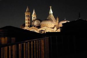 Residenza SubitoSanto "Gigliola" 9A - Bilocale con terrazzo esclusivo Cupola Basilica di Sant'Antonio- Apartments, Padua