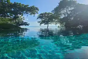 Genesis villa- front beach peaceful villa big infinity swimming pool, Ban Bang Po
