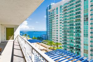 Trendy 2BR Condo with Pool and Bay Views Apartments, Miami
