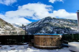 Magic Borda Puntal HUT 7983 Guest house, El Serrat