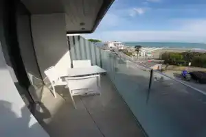 Suite Serenissima bilocale con terrazzo frontemare - Agenzia Cocal Apartments, Caorle