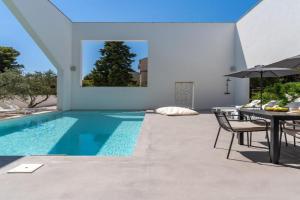 Luxury 5-bedroom Villa Altabianca with a Heated Pool, Finnish sauna, an outdoor Cinema, 50m from the beach, Supetar