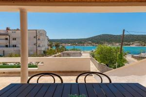 Holiday House Marin, Vinisce