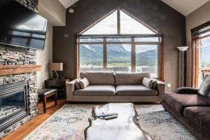 Spacious Penthouse Suite-King Beds-Pool & Hot Tub, Canmore