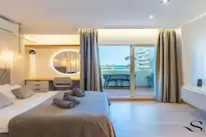 Seaview beachfront studio with aqua park & balcony, Torremolinos