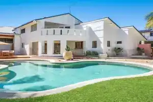 Le Dog Beach Club - chic home with pool Guest house, Byron Bay