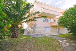 Apartments by the sea - 19202, Makarska
