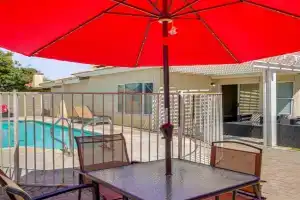 Private Pool and Patio Pet-Friendly Gem Guest house, Bakersfield