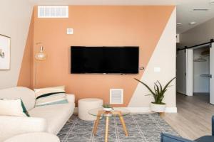 Colorful Western Vibe - Pet-Friendly - Zuni Lofts Guest house, Denver