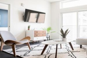 Skyline Blue Modern Loft - Zuni Lofts Guest house, Denver