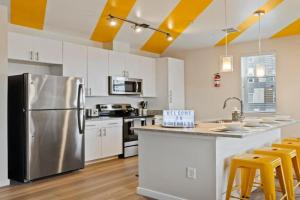 Modern Home 2BR 2BA Free Off-Street Parking & Wifi Apartments, Baltimore