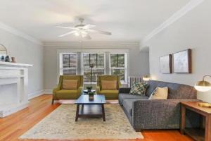 Stylish and Expansive 2BR Apt with Balcony - Buckingham 3 Apartments, Chicago