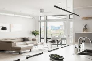 Luxurious Escape - Walk to Empower Field - Tesoro Guest house, Denver