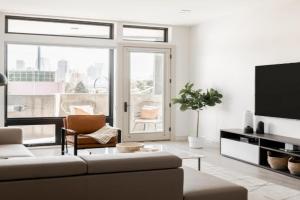 Brand New Condo - Walk to Empower Stadium - Tesoro Guest house, Denver