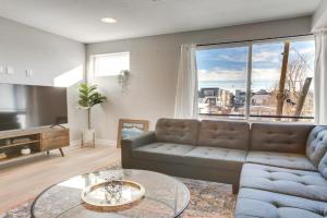 Rooftop Deck and Hot Tub Walkable Townhome Guest house, Denver