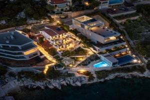 Seaside luxury villa with a swimming pool Cove Ljubljeva, Trogir - 19258, Vinisce
