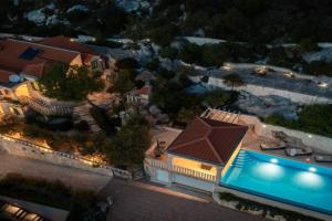 Seaside luxury villa with a swimming pool Cove Ljubljeva, Trogir - 19259, Vinisce