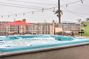 Walkable Apartment with Hot Tub Access, Galveston