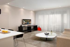 Chic White City 1BR in Neve Tsedek by HolyGuest, Tel Aviv