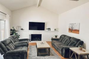Delightful 4BR Home Nr Downtown w Fireplace Guest house, Reno