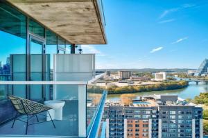 Upscale Rainey St Condo Homes - Peloton, gym, rooftop pool, wifi included Apart-hotel, Austin