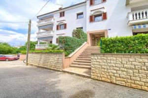 Apartments with a parking space, Krk - 19280, Malinska