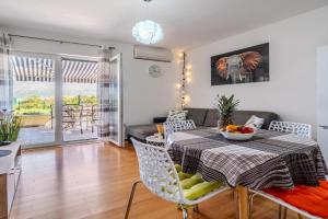Apartman Elephant, Postira
