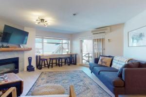 1BR plus Den in Marketplace Lodge, Village Location, Mountain Views, Complex Hot Tub, Whistler