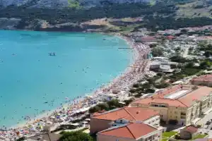 Mandy Apartman, Baska