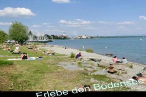 Ferienwohnung am Bodensee- zentrale Lage, free parking and wifi, 109 m2, privater Garten, 7 Gäste, 2x Kingsize Boxspringbett, familienfreundlich Apartments, Friedrichshafen