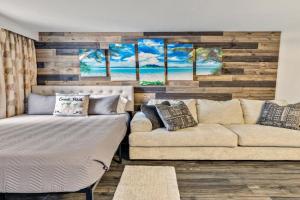 Inviting Waikiki Grand Hotel Room One Block to Beach!, Honolulu